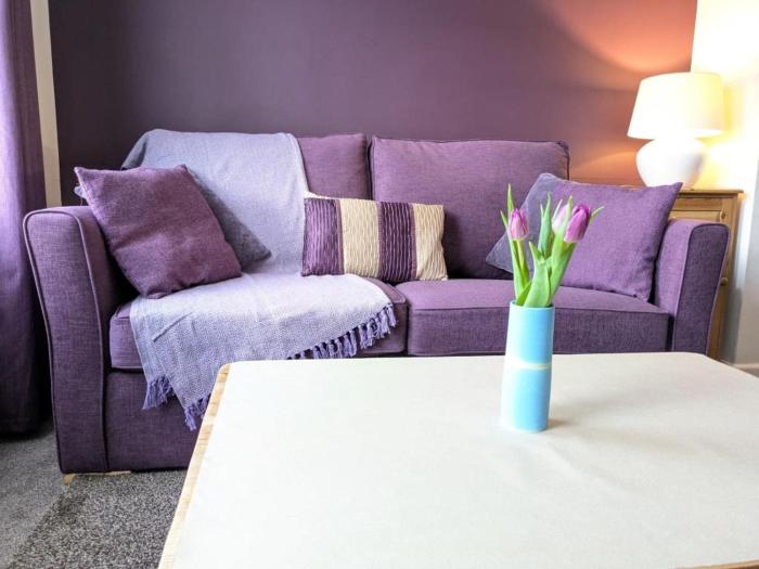 GROVE HOUSE by BOURNECOAST - A Pleasant Family Home by Kings Park with Decking and Parking - HB4179