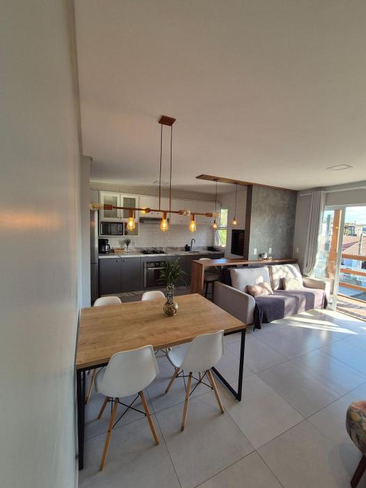 Casa no segundo andar na Praia da Cal com ar e sacada