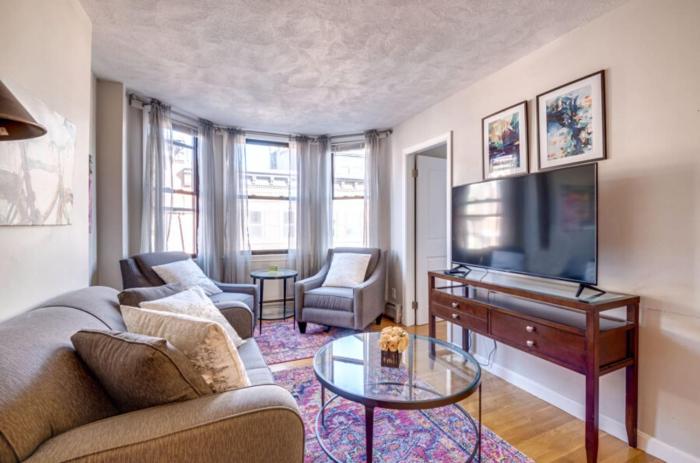 Private Apt Walk Downtown