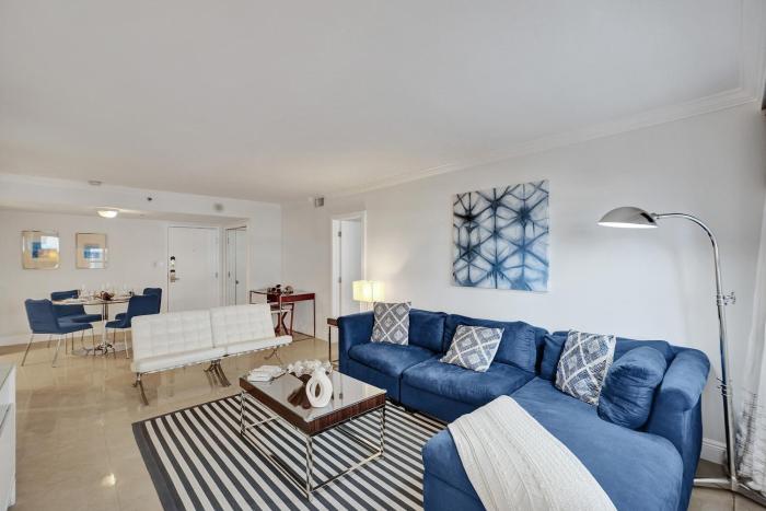 Stunning 2-Bedroom Condo with Beach Service 614