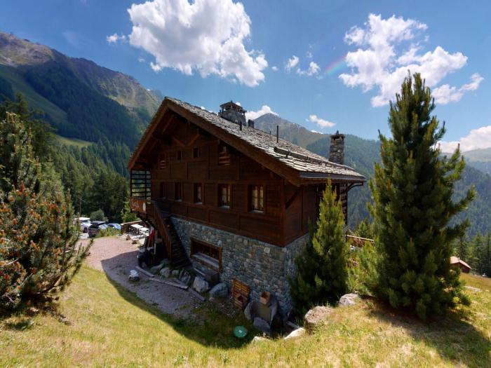 Apartment on ski slopes of Prarion