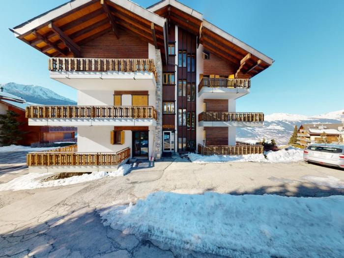 Stunning apartment with mountain view