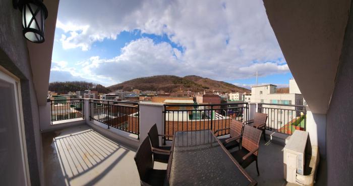 2 bedrooms in a duplex with a patio