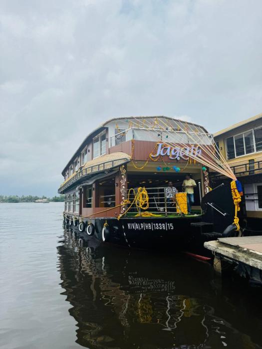 Dreams Spectrum Luxury houseboat