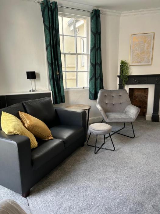 Stunning 2 Bedroom Apartment in Cheltenham!