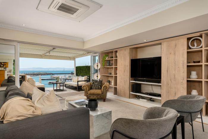 Spacious Luxury Apartment - Waterfront