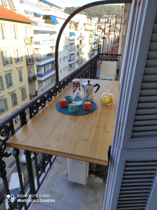 Pretty and quiet top floor 2 bedroom flat in the port area of Nice