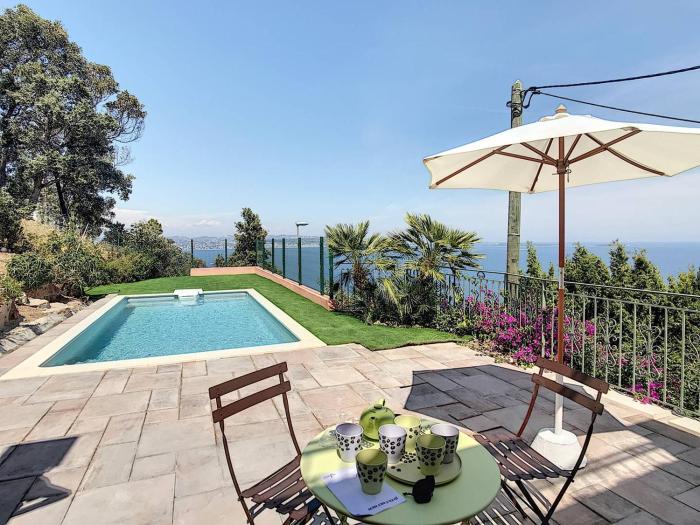 Sur les hauteurs de Théoule villa avec une magnifique vue mer