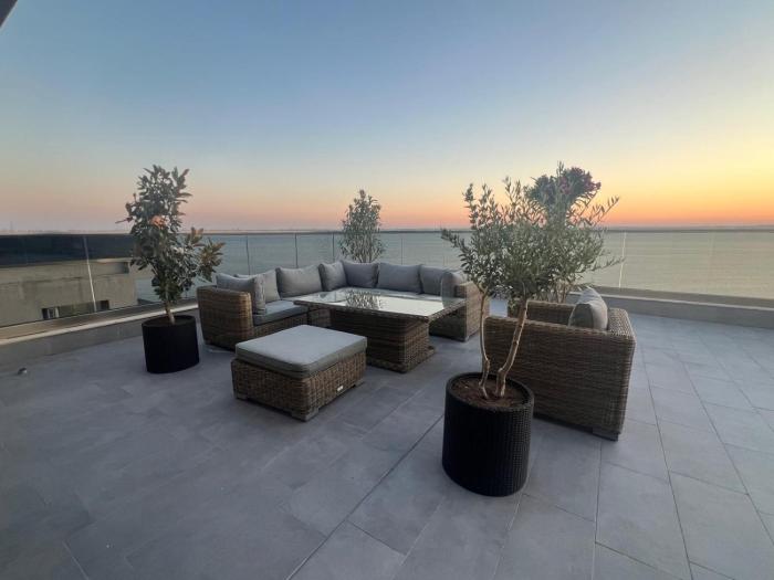 COMPASS Penthouse Mamaia lake