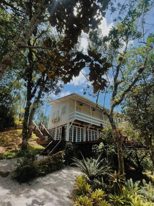 Casa com cachoeira privativa!