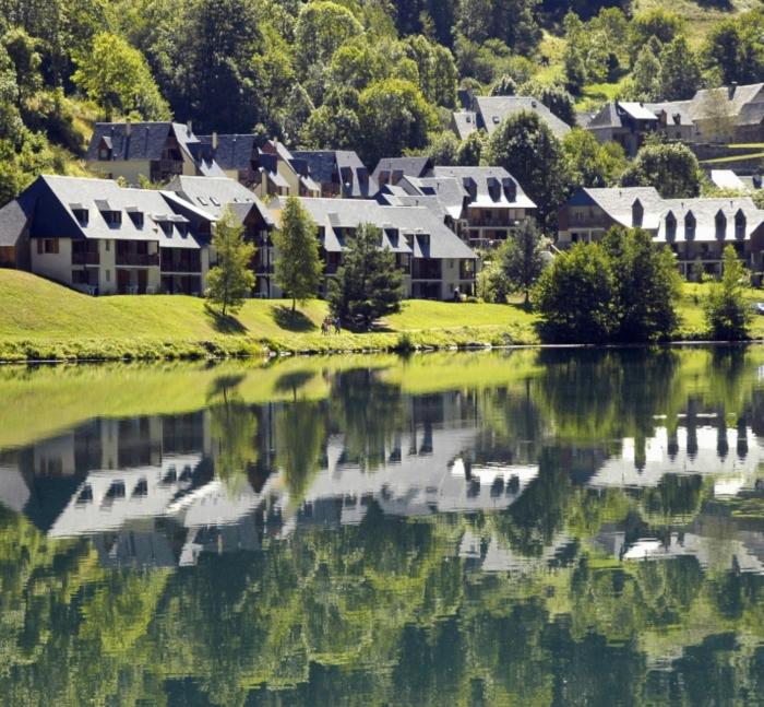 Appt T3 calme bord du lac avec piscine