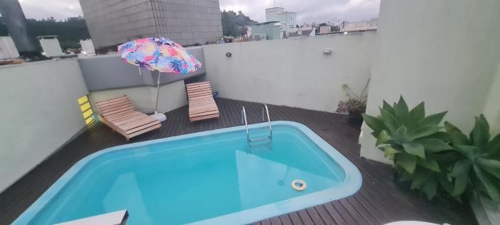 COBERTURA COM PISCINA