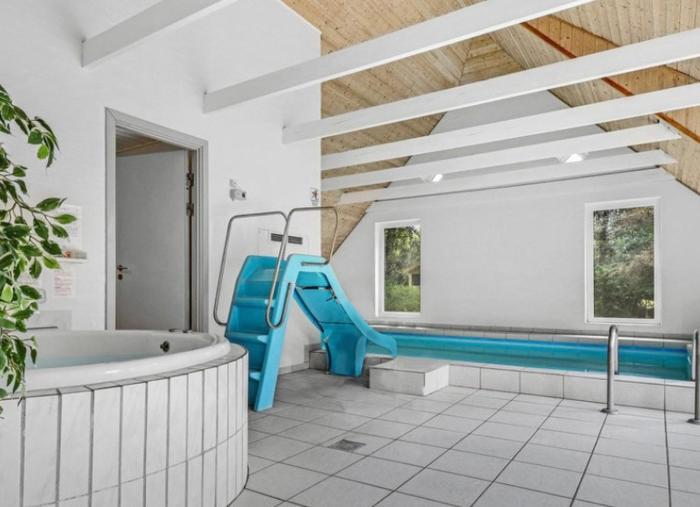 Pool activity house for 16 people