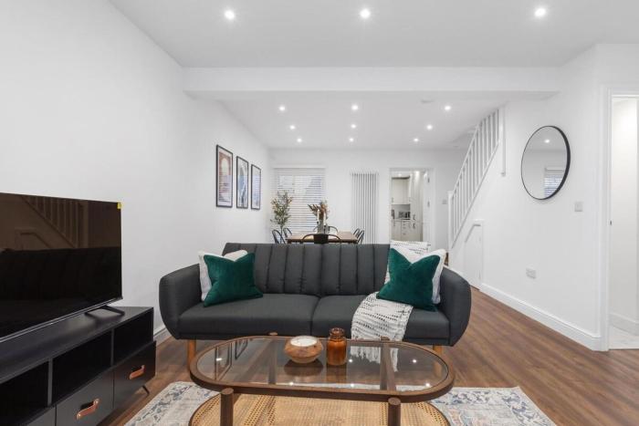 Furnished Terraced House near Public Attractions, 5 min to Public Transport