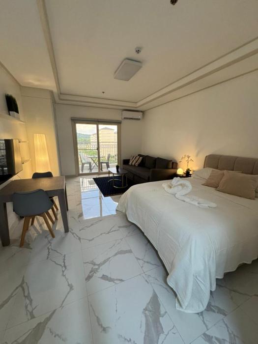 Modern Condo with Pool near Casinos in Clark