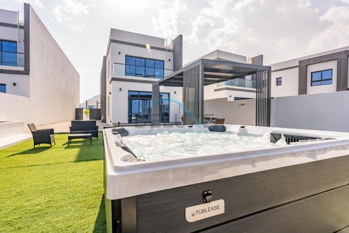 Getaway Deal 3BR with Outdoor Jacuzzi plus Scenic Views by Deluxe Holiday Homes
