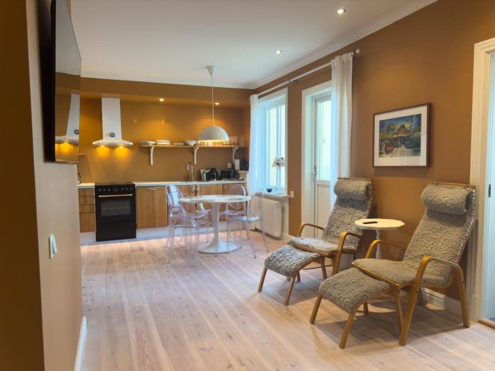 Trerummare med panoramautsikt och balkong i Visby innerstad