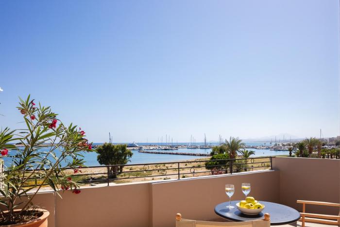 Chryssi Seafront Living, 03 Suite, right on the beach in Rethymno!