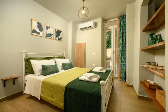 Petite Apt with patio at Garitsa!