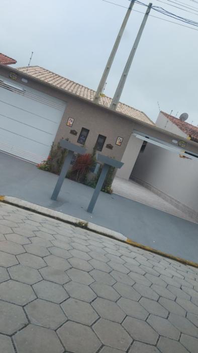 Casa com piscina e espaço churrasco Itanhaem