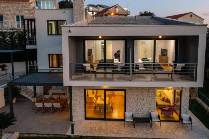 Luxury Five Bedroom Villa With Pool and Sunset View