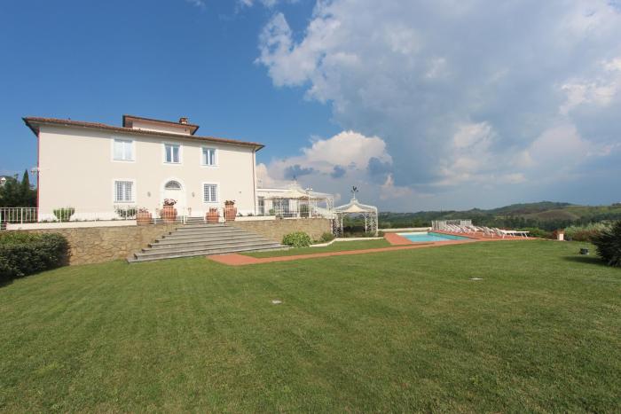 Villa Belsole dell 800 con piscina riscaldata 1 aprile al 30 settembre e colonnina elettrica per auto