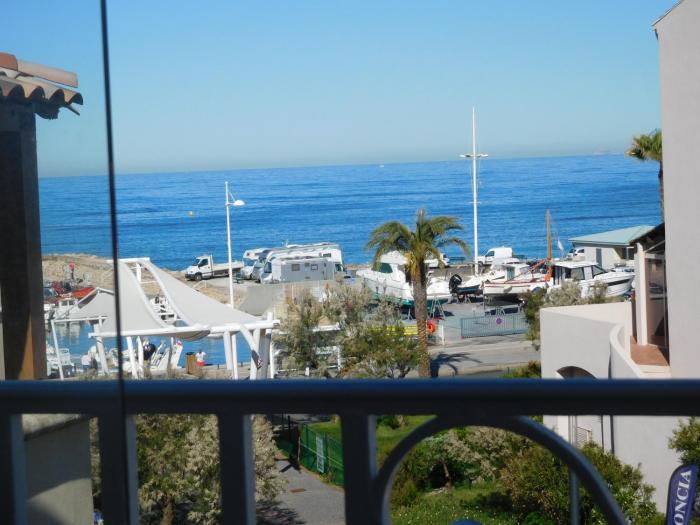 Superbe T2 face mer piscine