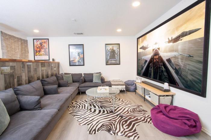 Big Family House w Theater Pool table