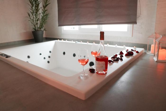 THE LOT luxury suites