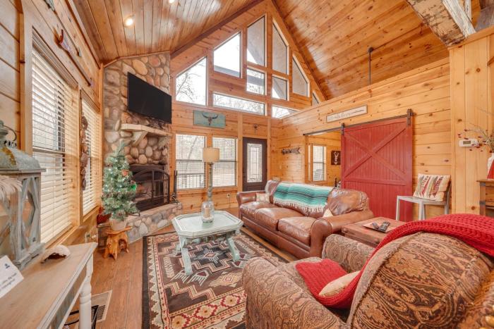 Hot Tub and Fire Pit Broken Bow Honeymoon Cabin