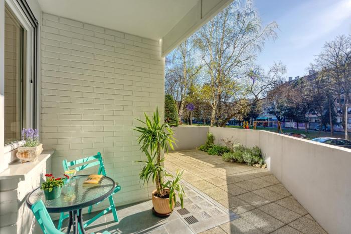 West Oasis With Terrace - Happy Rentals