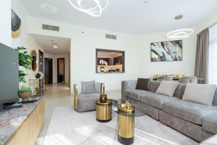 Classy Upgraded High Floor Prime Location