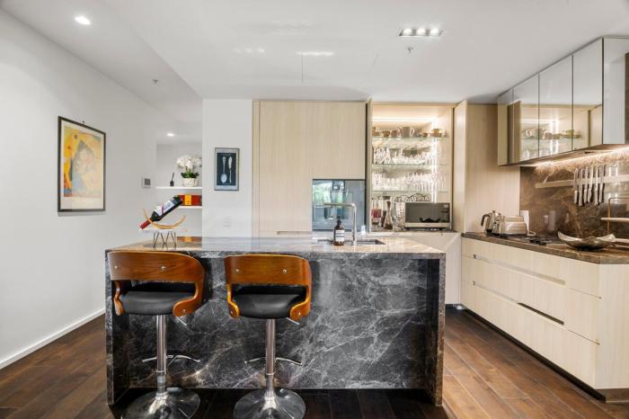 Luxury 2B2B Albert Park Lakeside Apartment with Pool, Gym, Sauna & CarPark