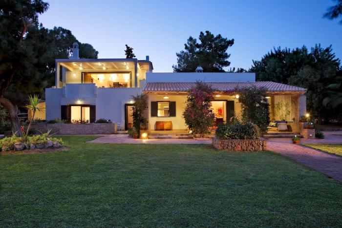 WATERFRONT LUXURY Villa