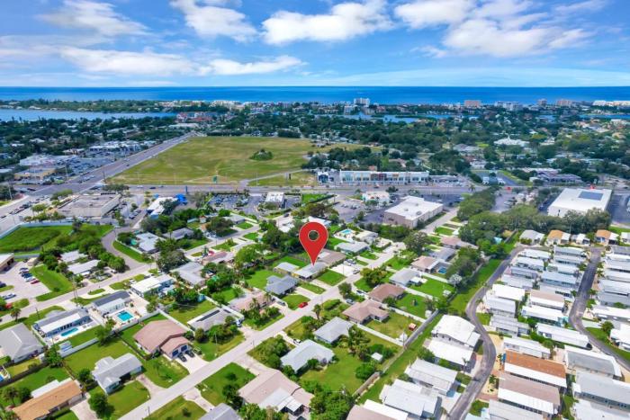 Quiet Cottage Walk to Siesta Key Relax Or WORK