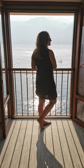 Amazing Lake View Apartment with private Parking