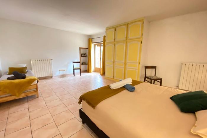 84B3 - Freesia suite in 18th century Provencal farmhouse