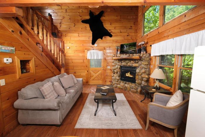 Cute 1 bedroom sleeps 6 with hot tub, pool table, located in between Gatlinburg and Pigeon Forge!