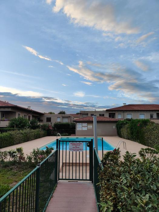 Studio avec piscine jardin