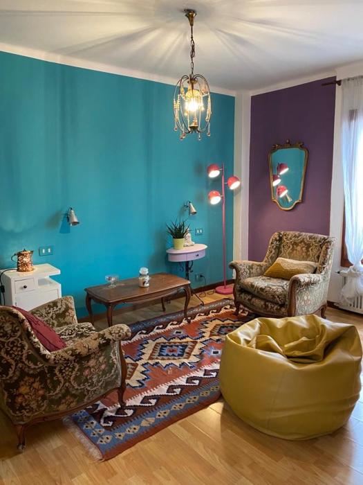 SpazioViola appartamento intimo boho style uno spazio magico per lenergia che si respira in un palazzo della vecchia Bologna Qui nulla è perfetto ma tutto racconta No Wi-Fi No aria condizionata