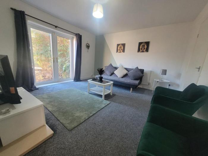 Contractor Friendly Spacious 3 Bed With Private Parking