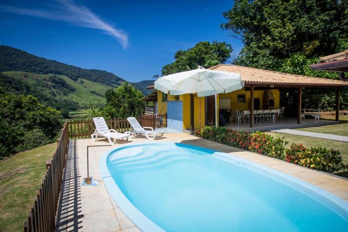 Casa ampla c piscina e churrasq em meio a natureza