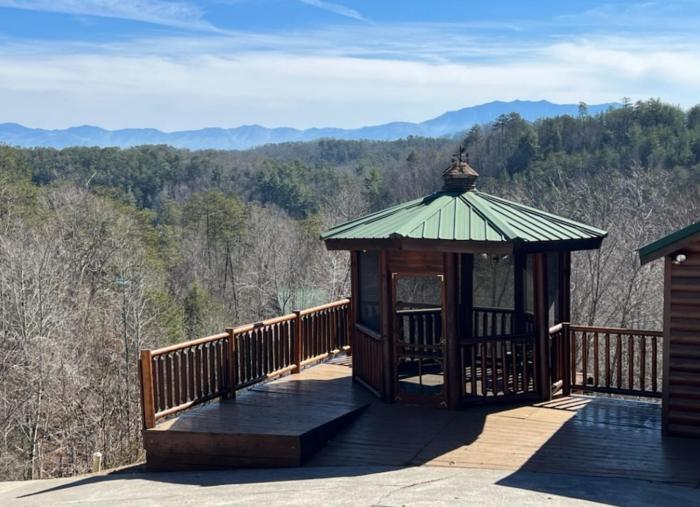 Hot tub, Smoky Mountain view, easy drive- gorgeous 3BR with loft game room!