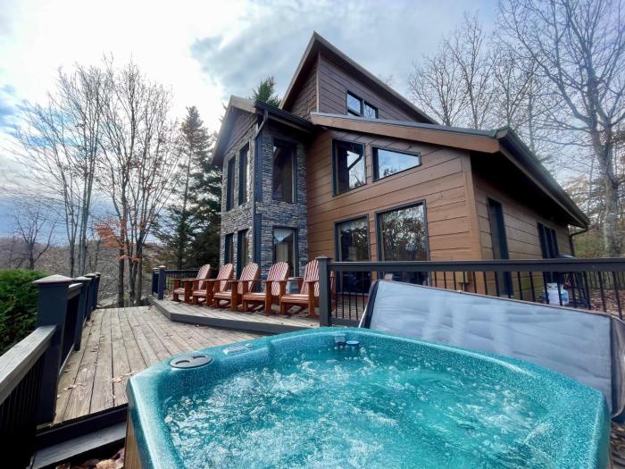 Stunning 2 bedroom with a hot tub and fireplace in an exclusive gated community with seasonal pool!