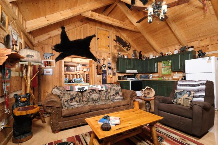 1BR dog friendly log cabin with hot tub, gazebo, firepit, and a yard- easy drive to Dollywood!