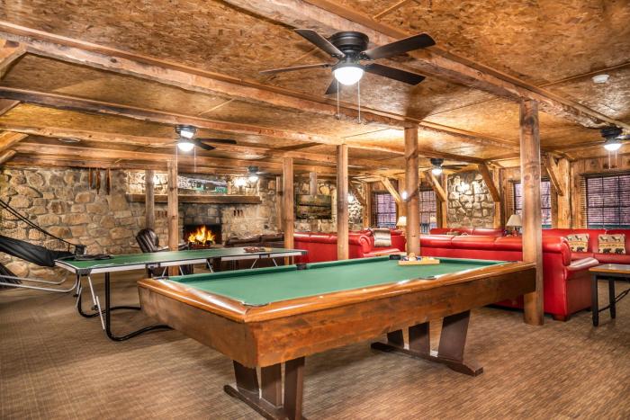 Rustic lodge- sleeps 24- space for large groups, hot tub, pool table, ping pong, and so much more!