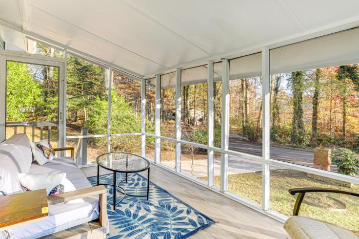 1 Mi to Stone Mountain Park: Outdoor Haven!