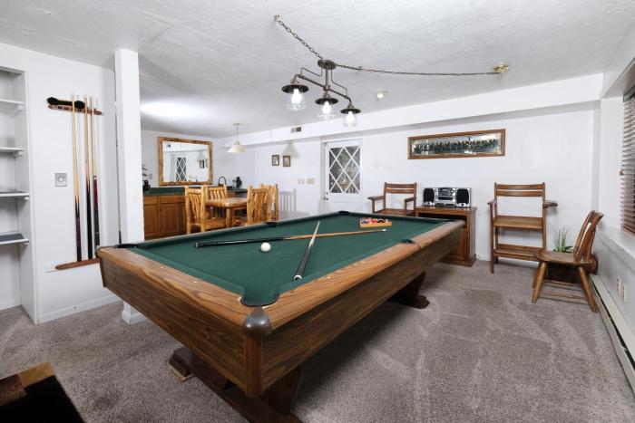 Pool table, hot tub, dogs welcome, 4 bedrooms!