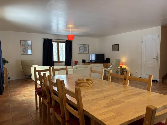 Maison spacieuse et fonctionnelle - 5 chambres, terrasse, parking privé - FR-1-548-27