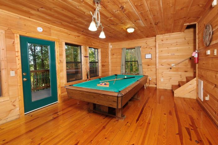 3 BR3 bath sleeps 8 located between GBurg & PF! Hot tub, pool table, dog friendly, privacy!